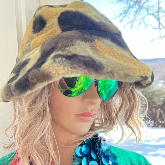 Green Faux Fur Camo Hat - Picture 3 of 5